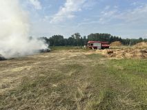 Požár seníku v Semíně hasiči likvidují už druhý den