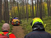 Muž spadl ze skály, měl silné bolesti zad. K sanitce ho nesli hasiči kus nepřístupným terénem
