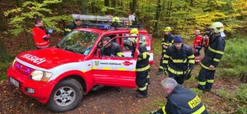 Muž spadl ze skály, měl silné bolesti zad. K sanitce ho nesli hasiči kus nepřístupným terénem