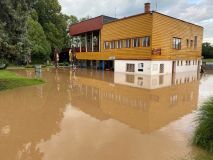 Obrazem: Z plovárny ve Vysokém Mýtě se po řádění živlů stalo rozbahněné jezero