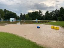 Obrazem: Z plovárny ve Vysokém Mýtě se po řádění živlů stalo rozbahněné jezero