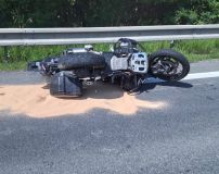 Vážné zranění utrpěl motorkář při nehodě v Borušově. Nehoda uzavřela silnici, na místě přistával vrtulník