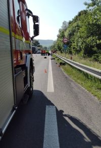 Vážné zranění utrpěl motorkář při nehodě v Borušově. Nehoda uzavřela silnici, na místě přistával vrtulník
