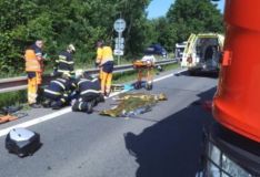 Vážné zranění utrpěl motorkář při nehodě v Borušově. Nehoda uzavřela silnici, na místě přistával vrtulník