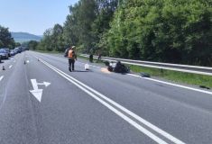 Vážné zranění utrpěl motorkář při nehodě v Borušově. Nehoda uzavřela silnici, na místě přistával vrtulník