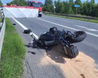 Vážné zranění utrpěl motorkář při nehodě v Borušově. Nehoda uzavřela silnici, na místě přistával vrtulník