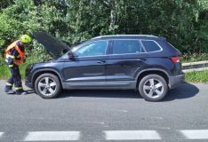Vážné zranění utrpěl motorkář při nehodě v Borušově. Nehoda uzavřela silnici, na místě přistával vrtulník