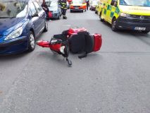 Nákladní auto se převrátilo na trať, auto smetlo muže na invalidním vozíku, řidička utrpěla zranění po nárazu vozu do stromu  