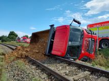Nákladní auto se převrátilo na trať, auto smetlo muže na invalidním vozíku, řidička utrpěla zranění po nárazu vozu do stromu  