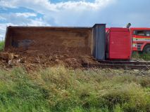 Nákladní auto se převrátilo na trať, auto smetlo muže na invalidním vozíku, řidička utrpěla zranění po nárazu vozu do stromu  