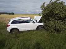 Nákladní auto se převrátilo na trať, auto smetlo muže na invalidním vozíku, řidička utrpěla zranění po nárazu vozu do stromu  