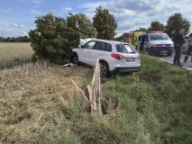 Nákladní auto se převrátilo na trať, auto smetlo muže na invalidním vozíku, řidička utrpěla zranění po nárazu vozu do stromu  