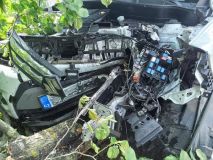 Nákladní auto se převrátilo na trať, auto smetlo muže na invalidním vozíku, řidička utrpěla zranění po nárazu vozu do stromu  