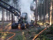 Na Svitavsku zasahovali hasiči v lese, kde došlo k požáru pracovního stroje