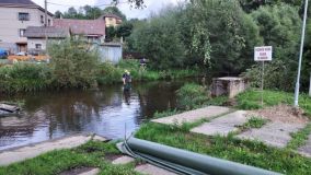 Hladinu řeky Chrudimky v Hlinsku pokryla neznámá látka