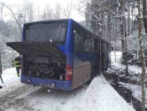 Obrazem: Autobus se střetl s kamionem a zůstal viset z mostku nad potokem. Lidé vystupovali oknem