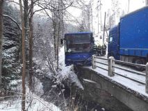 Obrazem: Autobus se střetl s kamionem a zůstal viset z mostku nad potokem. Lidé vystupovali oknem