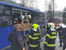 Obrazem: Autobus se střetl s kamionem a zůstal viset z mostku nad potokem. Lidé vystupovali oknem