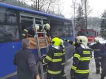 Obrazem: Autobus se střetl s kamionem a zůstal viset z mostku nad potokem. Lidé vystupovali oknem