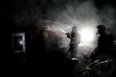 OBRAZEM: Na Nový rok se stala první dopravní nehoda i požár pergoly