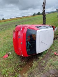Auto na boku, traktor narazil do plotu a plynové budky i pomačkané plechy dvou vozů