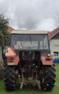 Auto na boku, traktor narazil do plotu a plynové budky i pomačkané plechy dvou vozů