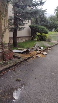 Auto na boku, traktor narazil do plotu a plynové budky i pomačkané plechy dvou vozů