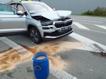 Auto na boku, traktor narazil do plotu a plynové budky i pomačkané plechy dvou vozů