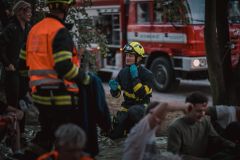 OBRAZEM: Hasiči mají za sebou náročné cvičení. Z převrácených aut dostávali lidi