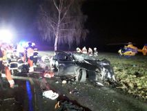 Život řidiče vyhasl a spolujezdci utrpěli zranění při vážné dopravní nehodě na silnici II/317 u Bošína