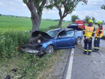 Včela vehnala řidiče do příkopu u Řestok, motorkář havaroval ve Slatiňanech, kolem zrovna jeli hasiči