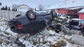 Řidič s autem skončil u obce Vrbatův Kostelec na střeše a mezi vraky. Při nehodě došlo ke zranění