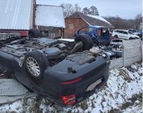 Řidič s autem skončil u obce Vrbatův Kostelec na střeše a mezi vraky. Při nehodě došlo ke zranění