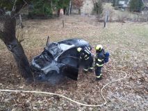 Žena nabourala do stromu, auto začalo hořet