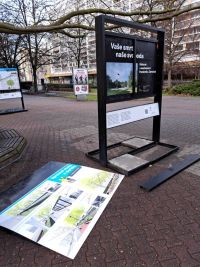 Vandalismus lidský nebo přírodní živel? Něco zničilo výstavu, město viníka hledá