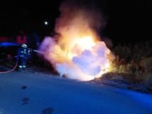 Ve Staročensku vzplálo auto, oheň zachvátil další tři vozy