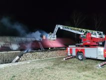 Garáž s dílnou u rodinného domu se ocitla v plamenech, při požáru byl zraněn člověk