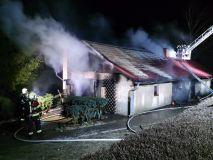 Garáž s dílnou u rodinného domu se ocitla v plamenech, při požáru byl zraněn člověk