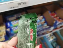 Prodejnu potravin na Trnovské uzavřela inspekce. Myši si tu pochutnávali na oplatkách v regálech