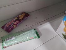 Prodejnu potravin na Trnovské uzavřela inspekce. Myši si tu pochutnávali na oplatkách v regálech