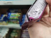 Prodejnu potravin na Trnovské uzavřela inspekce. Myši si tu pochutnávali na oplatkách v regálech