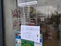 Prodejnu potravin na Trnovské uzavřela inspekce. Myši si tu pochutnávali na oplatkách v regálech