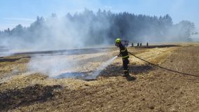 Do žacího stroje se dostal kámen a způsobil požár pole s ječmenem na pěti hektarech