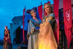 V květnu už derniéra, pokud jste ještě neviděli Noc na Karlštejně pod širým nebem pod Kunětickou horou, spěchejte