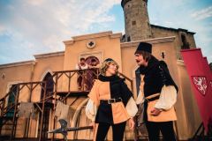 V květnu už derniéra, pokud jste ještě neviděli Noc na Karlštejně pod širým nebem pod Kunětickou horou, spěchejte