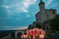 V květnu už derniéra, pokud jste ještě neviděli Noc na Karlštejně pod širým nebem pod Kunětickou horou, spěchejte