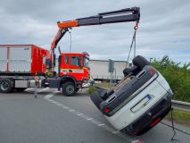 Auto skončilo na střeše na sjezdu u dálnice v Opatovicích nad Labem