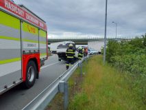 Auto skončilo na střeše na sjezdu u dálnice v Opatovicích nad Labem