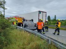 Auto skončilo na střeše na sjezdu u dálnice v Opatovicích nad Labem