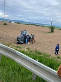 Auto u Rudoltic vystřelilo ze silnice do pole, skončilo na boku a uvěznilo tříčlennou posádku. Ta měla štěstí, okolo jel hasič a další lidé ochotní pomoci